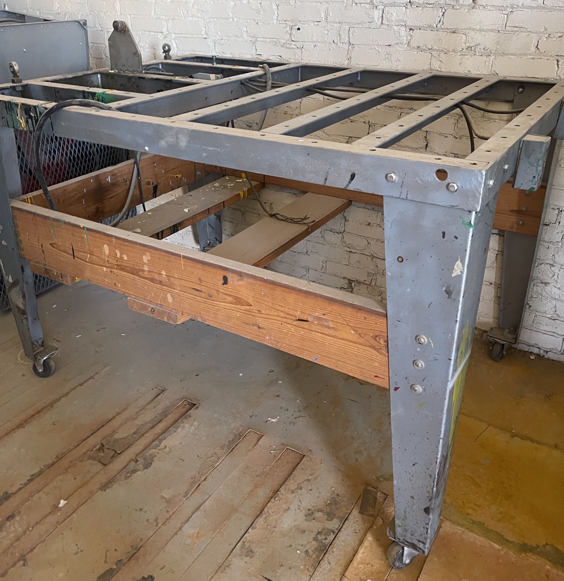 LARGE METAL WORKING / SIGN PAINTING TABLE ON WHEELS - Image 4 of 4