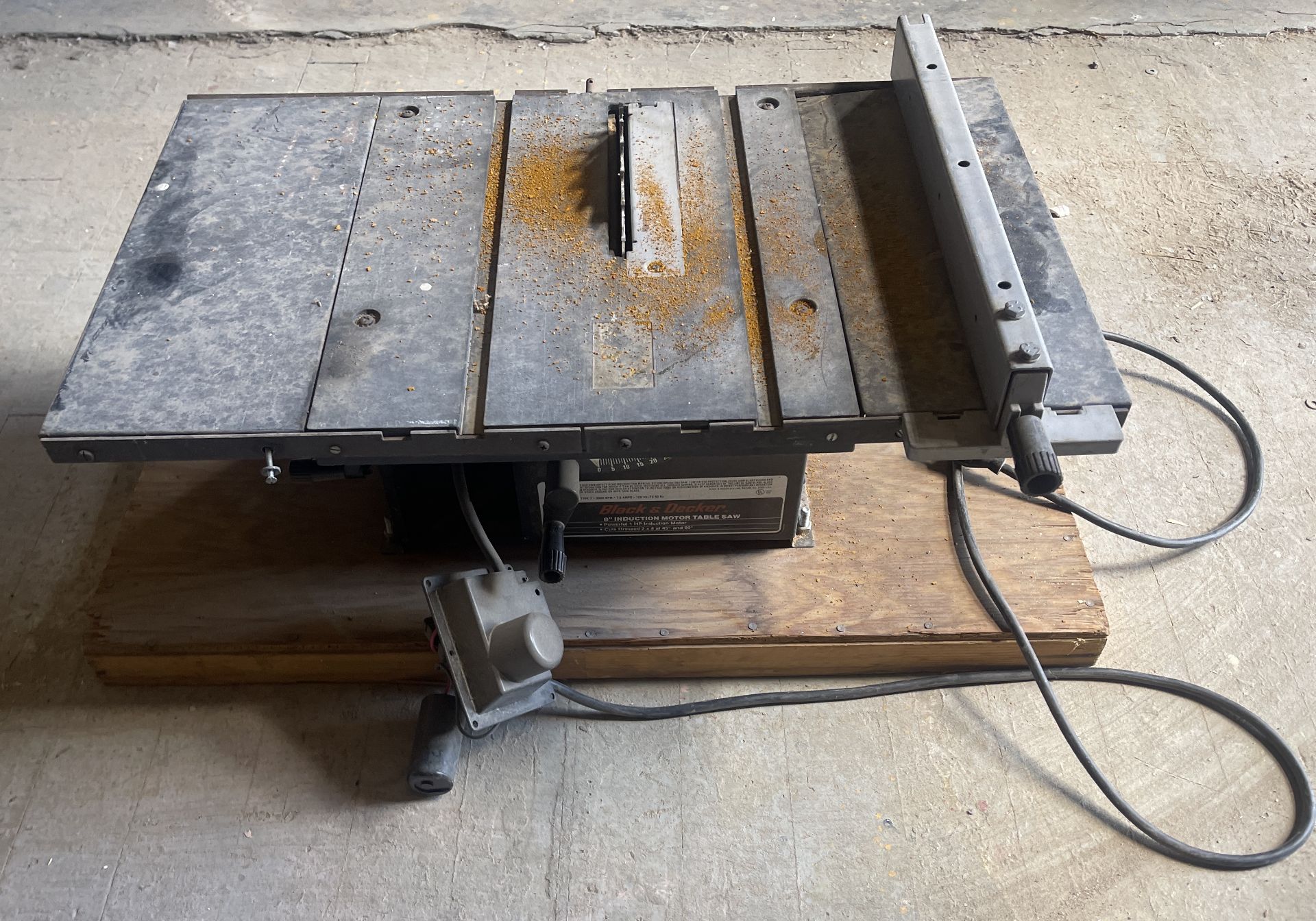 BLACK & DECKER 8" INDUCTION MOTOR TABLE SAW