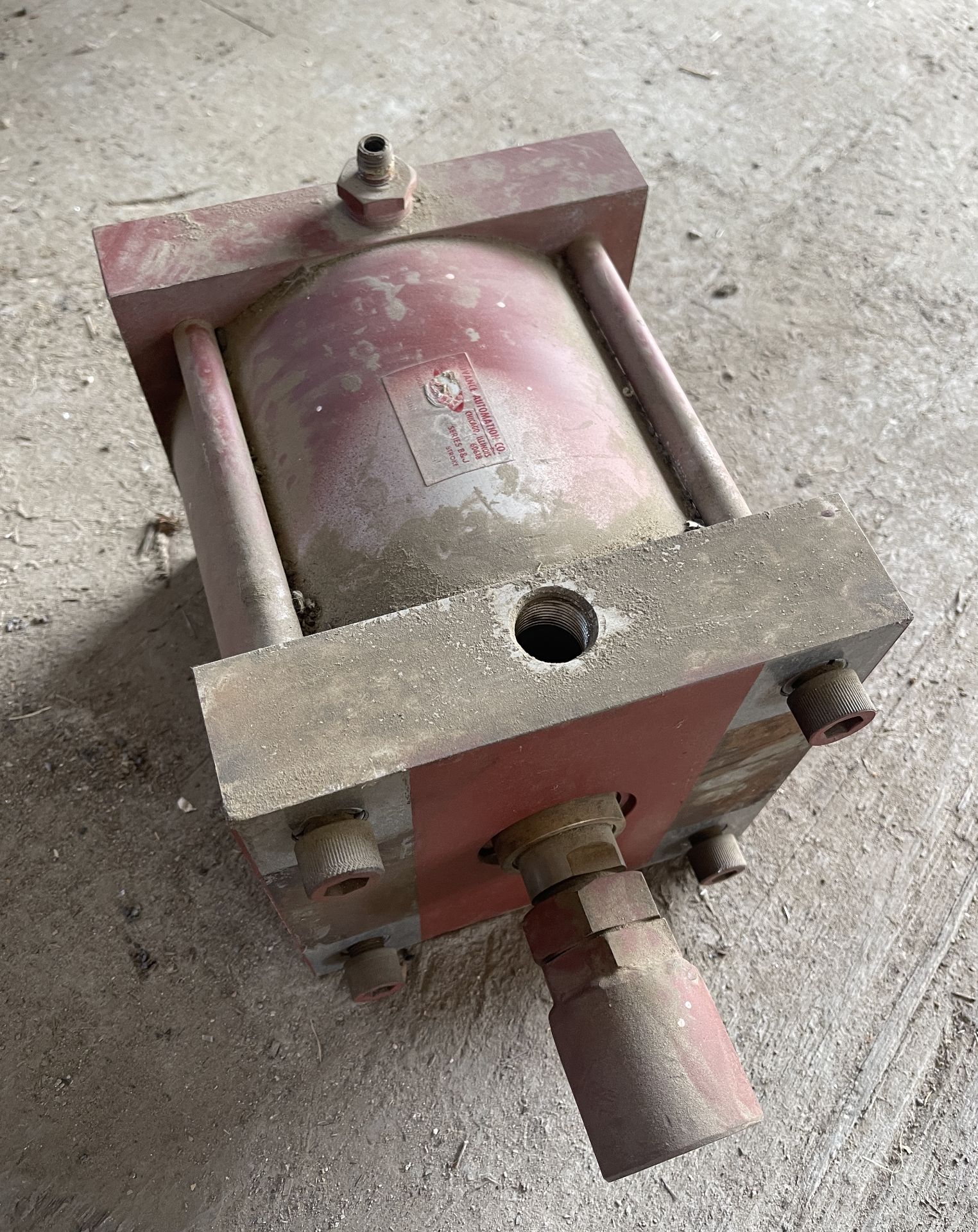 SMALL COMMERCIAL PNEUMATIC CYLINDER
