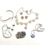 Qty of silver jewellery inc enamel bird earrings, unusual handmade stone set brooch, enamel