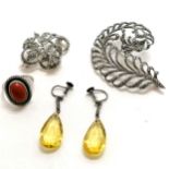 Qty of jewellery inc coral cabochon ring, silver mounted yellow crystal drop earrings (4.5cm drop) &