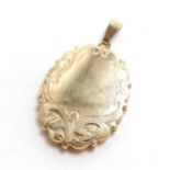 9ct hallmarked gold locket with engraved decoration - 4cm drop & 8g
