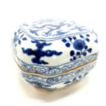Chinese blue & white porcelain lidded box with dragon detail to lid & 6 character marks to base -