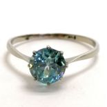 9ct marked white gold blue zircon stone set ring - size V & 1.9g total weight