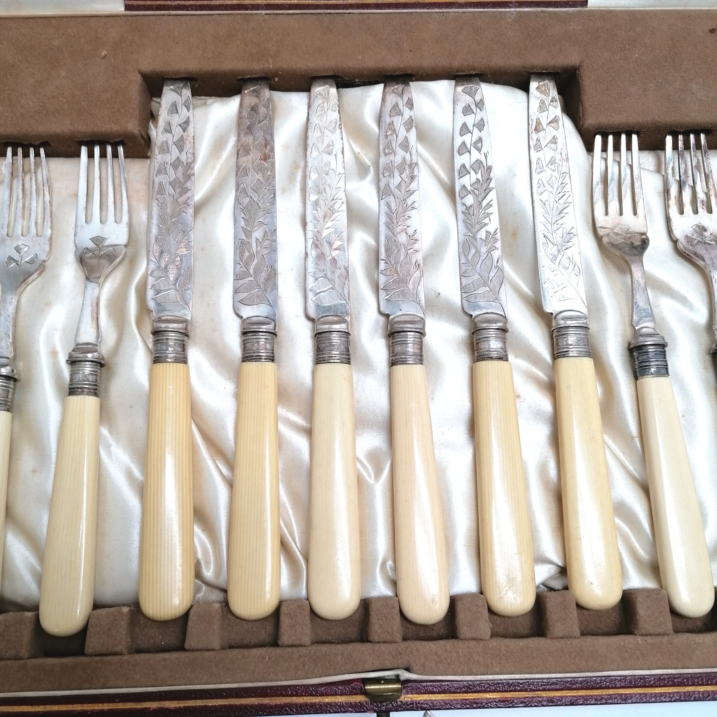 Cased set of 6 dessert knives / forks (with patterned blades) by Albert Beardshaw t/w 12 fish knives - Image 3 of 3