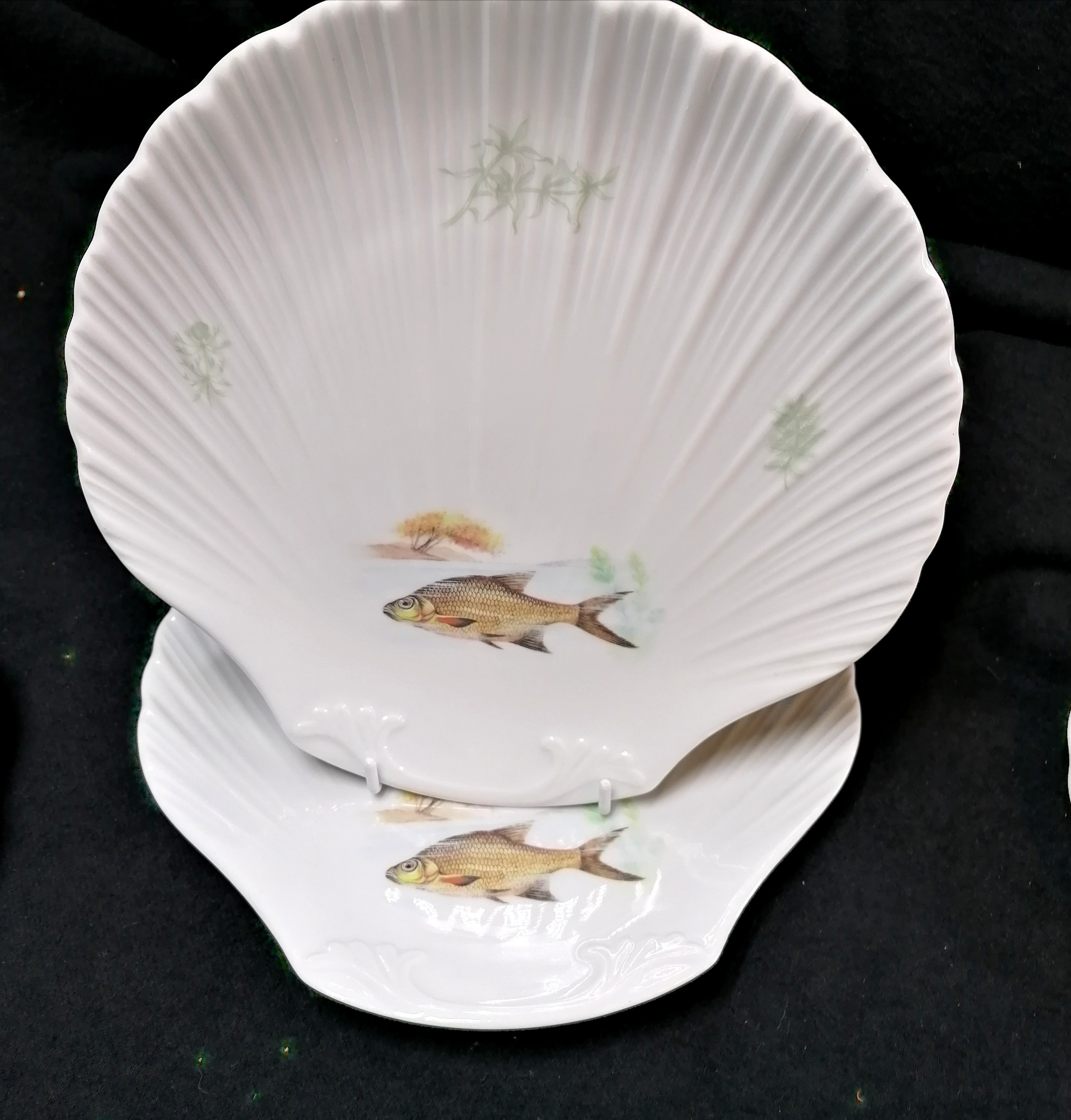 Continental salmon serving platter (56cm x 24cm) t/w 6 shell shaped matching plates & a sauceboat - Image 3 of 3