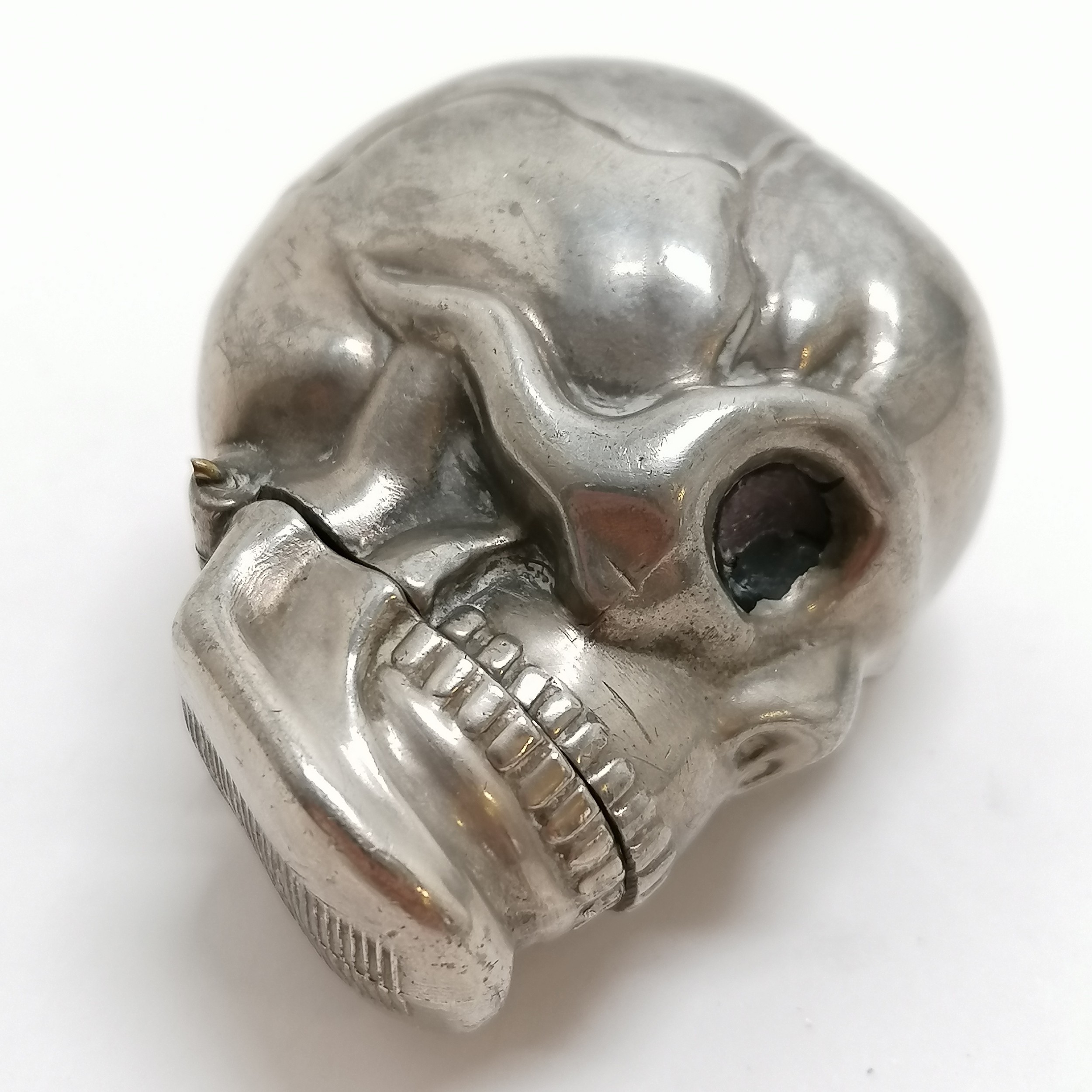 Novelty white metal vesta/match safe skull 5cm high Condition reportIn good used condition. Eye