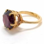 18ct marked gold purple stone - tourmaline? ring - size K & 5.8g total weight