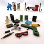 Qty of novelty lighters inc early metal green painted pistol, boot, typewriter, chelsea compact,