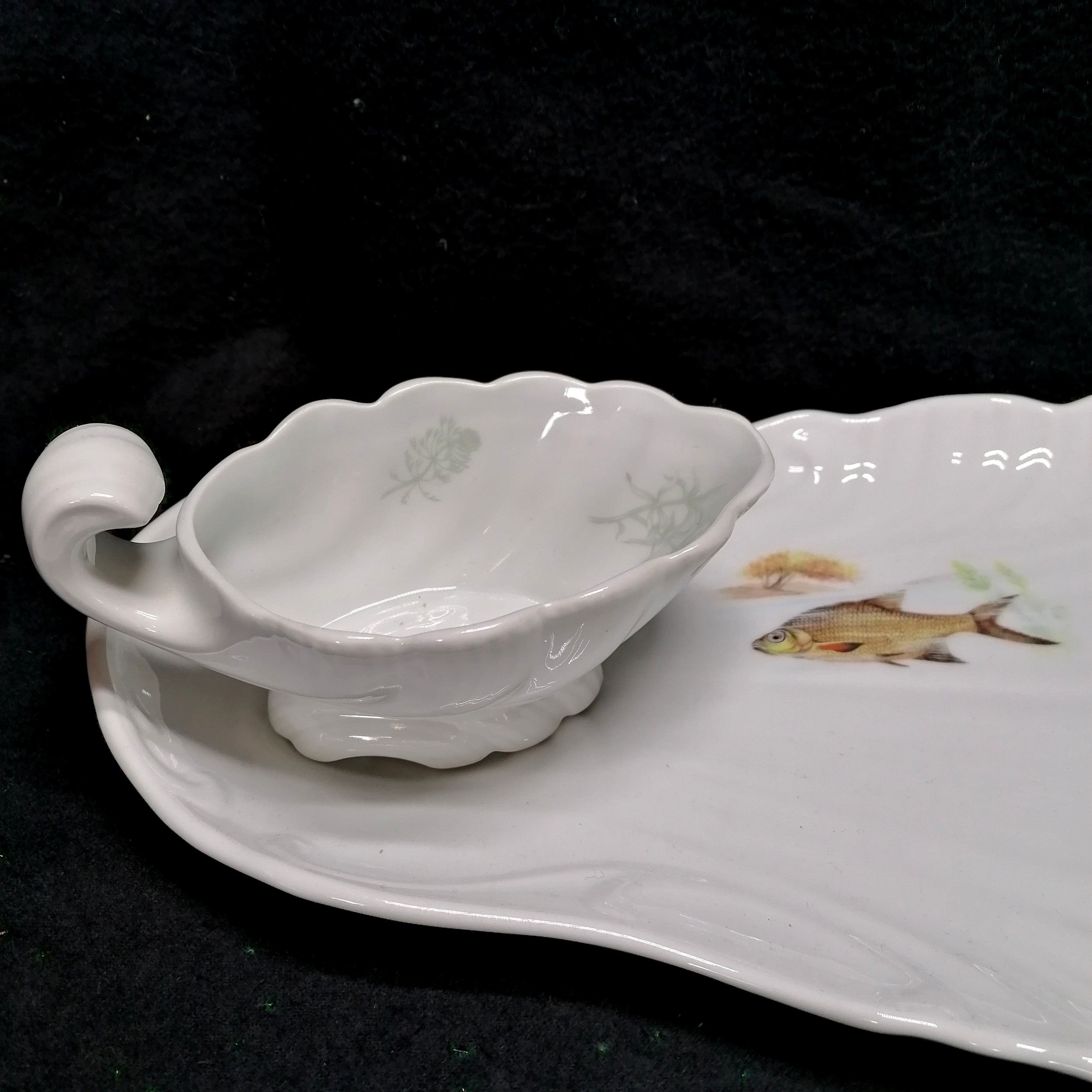 Continental salmon serving platter (56cm x 24cm) t/w 6 shell shaped matching plates & a sauceboat - Image 2 of 3