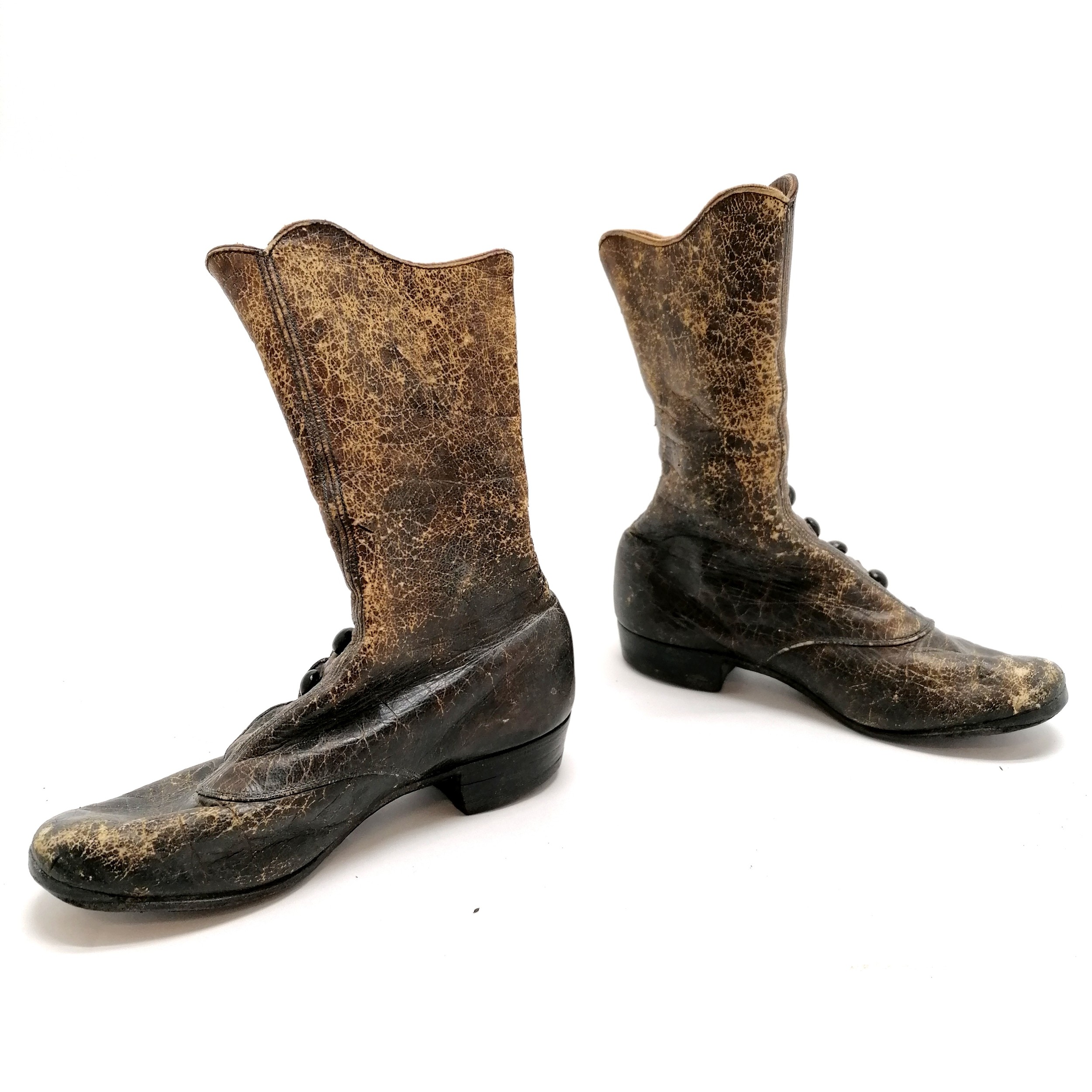 Pair of Victorian child leather boots with button closure - 16cm long 19cm high Condition report1 - Image 4 of 4