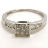 18ct (hallmarked & marked 18kt) white gold princess cut diamond ring with baguette diamond shoulders