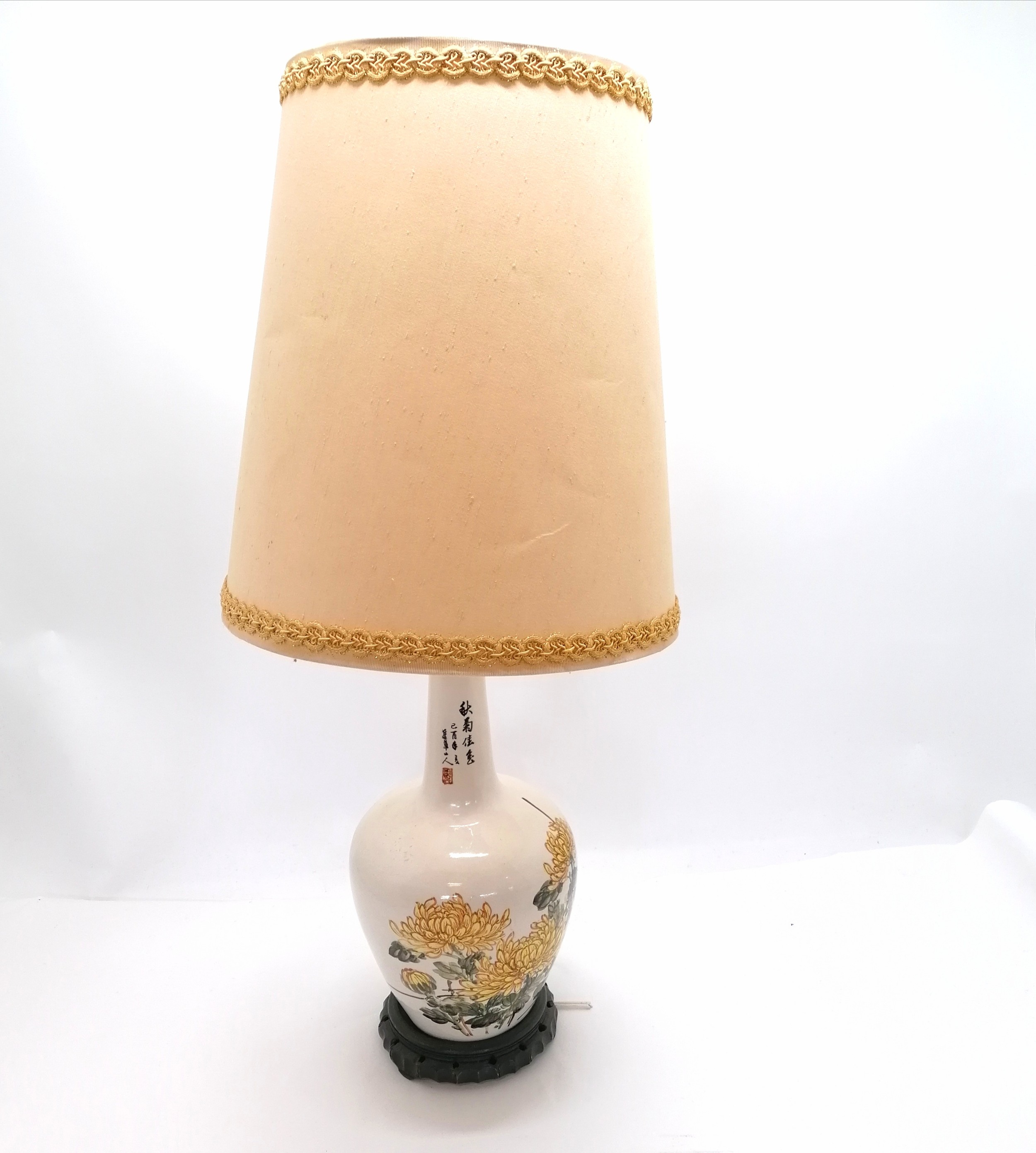 Large chinese hand painted table lamp decorated with flowers and with original shade - total