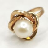 18ct foreign gold marked pearl set ring - size K & 3.4g total weight