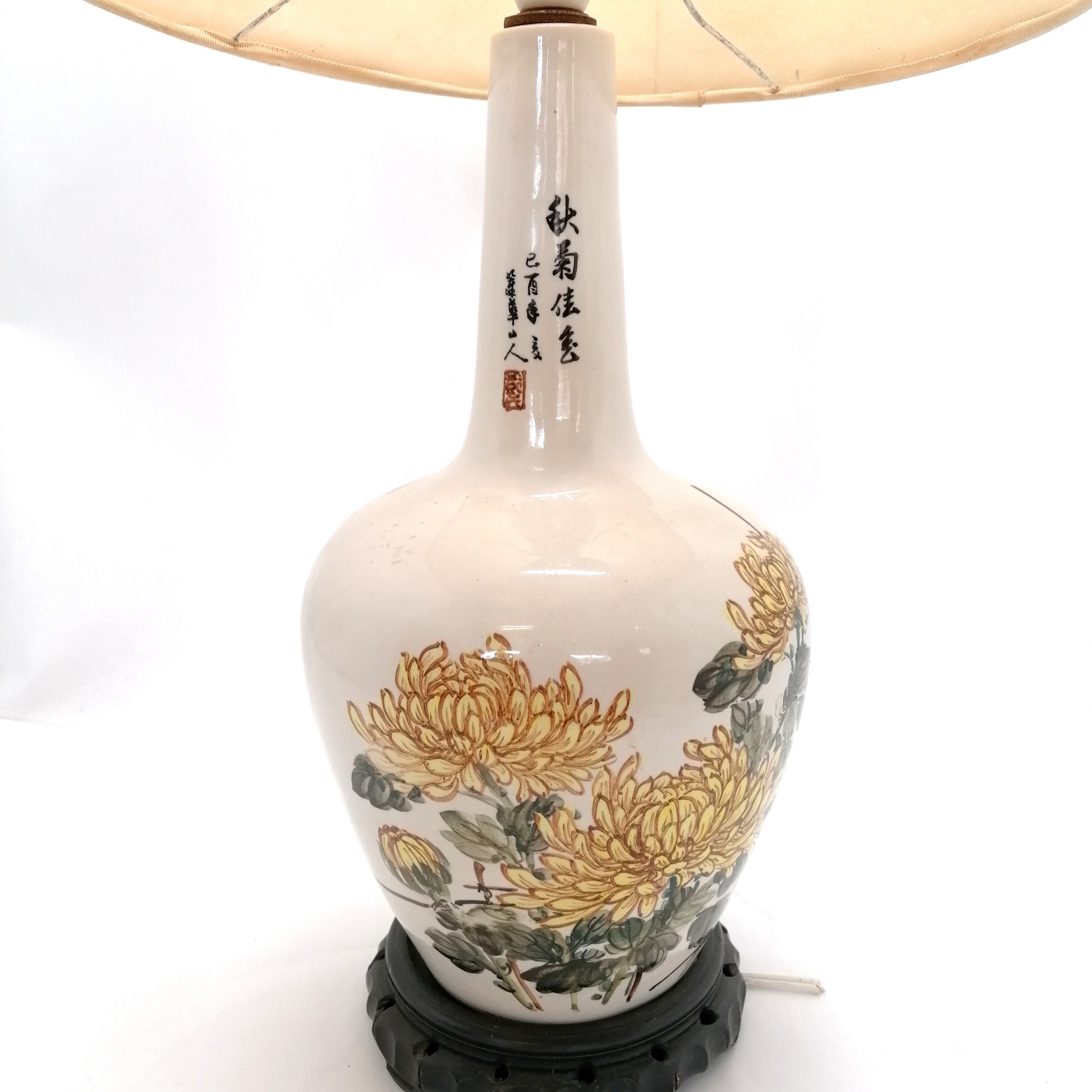 Large chinese hand painted table lamp decorated with flowers and with original shade - total - Image 2 of 2