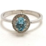 18ct hallmarked white gold Iliana ring set with aquamarine circled by baguette diamonds - size
