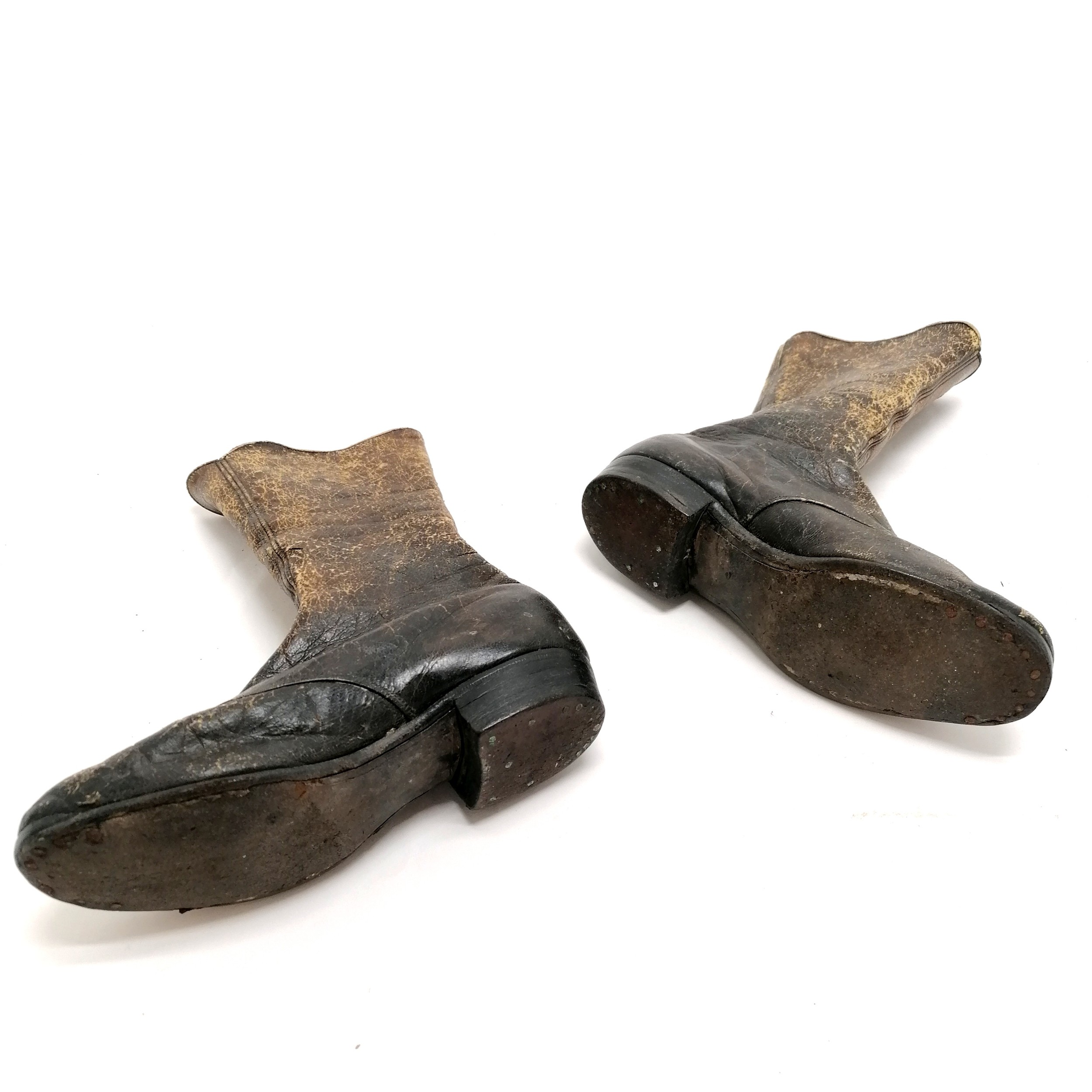 Pair of Victorian child leather boots with button closure - 16cm long 19cm high Condition report1 - Image 3 of 4