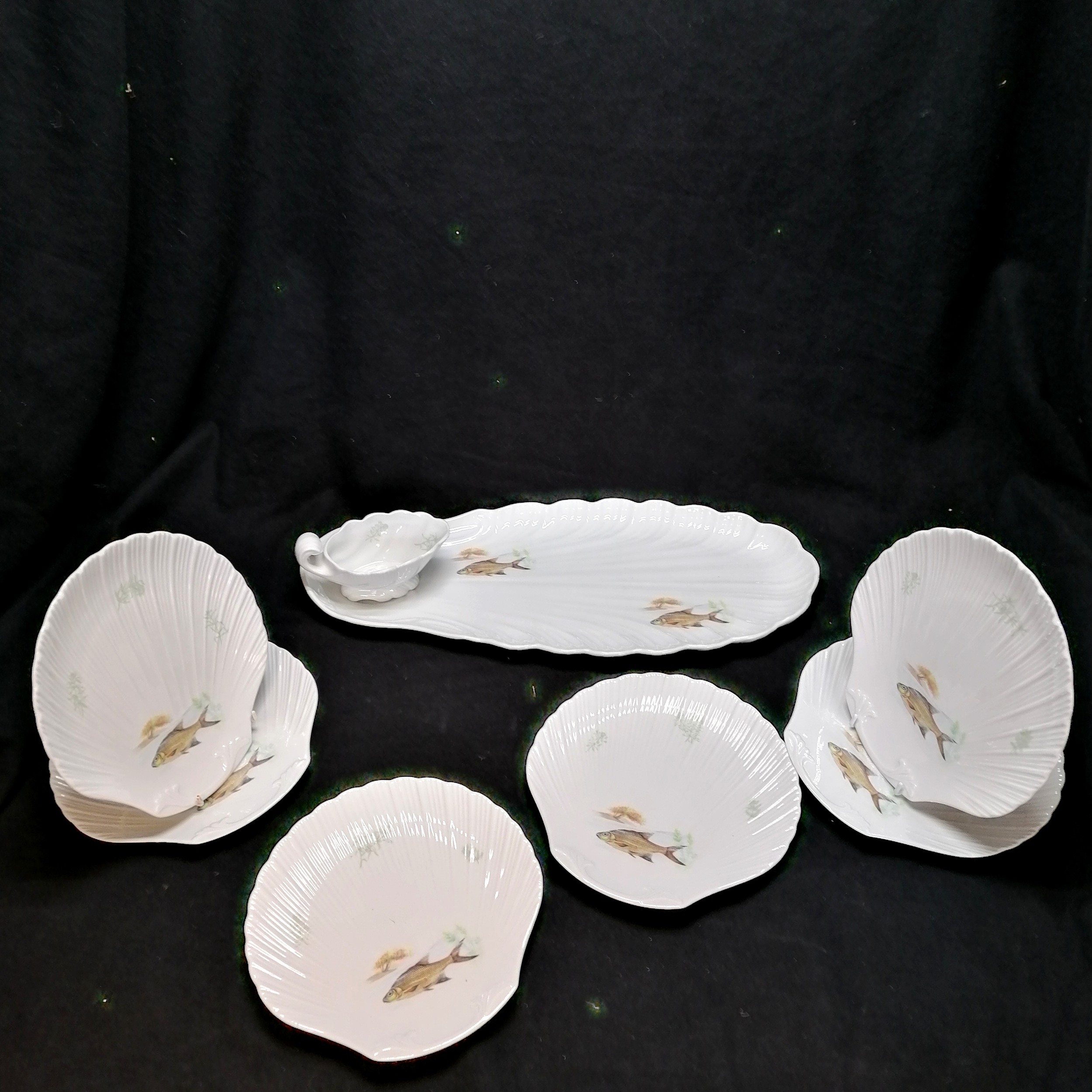Continental salmon serving platter (56cm x 24cm) t/w 6 shell shaped matching plates & a sauceboat
