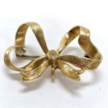 18ct (750 marked) bow brooch with a metal pin - 2.7cm across & total weight 4.6g