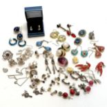 Qty of earrings inc silver & hardstone - some odd (total weight 89g) t/w vintage and other earrings
