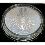 Cased 1980 silver Queen Mother's 80th birthday crown coin - has slight tarnishing