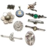 Qty of jewellery inc 5 silver marked brooches, 2 unmarked silver brooches (cameo + bird) etc -