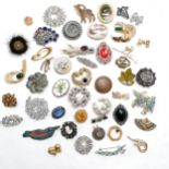 Qty of costume brooches inc stag horn, Scottish claw brooch, mink circular, bird brooch etc