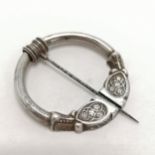 Unmarked antique white metal celtic penannular brooch with metal pin - 5cm diameter