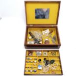 Tapestry top jewellery box containing qty of rings (5 are silver - total weight 29g), 6 other