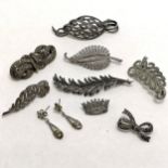 Qty of silver marcasite jewellery 7 brooches + pair of earrings t/w white metal marcasite brooch ~