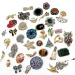 Qty of costume jewellery brooches inc Mumm & Cie champagne bottle, tigers eye, turtle, owl etc