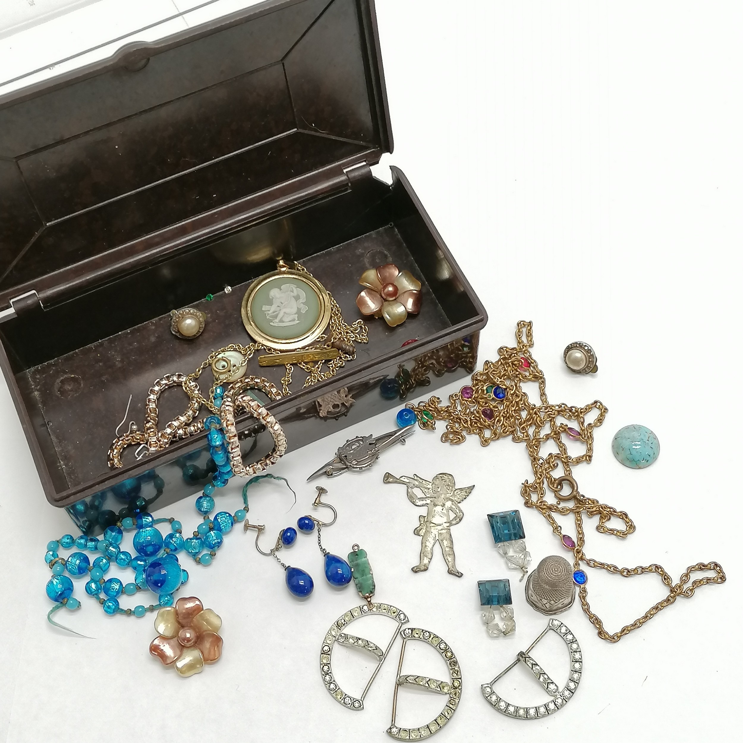 Vintage bakelite box containing qty of jewellery inc antique unmarked gold jade clasp, silver