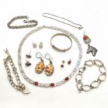 Qty of silver jewellery inc cornelian greek key pattern necklace (42cm), horseshoe bracelet, horse