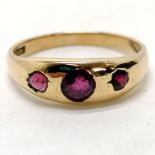18ct marked gold 3 stone ruby gypsy set ring - size N & 3.3g total weight