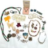 Qty of costume jewellery inc Swarovski gold tone necklace, fairy pendant, micromosaic brooch etc