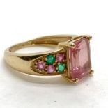 9ct hallmarked gold pink tourmaline (?) & emerald ring - size L & 2.8g total weight