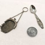 Antique white metal mesh sovereign purse with finger chain, Taunton medal & stylised spoon