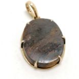 Unusual 18ct marked gold opal pendant - 3.5cm drop & 5.1g total weight