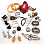 Qty of costume jewellery inc 'Just in case' garter belt (with 1d), plastics bangle, French shoe