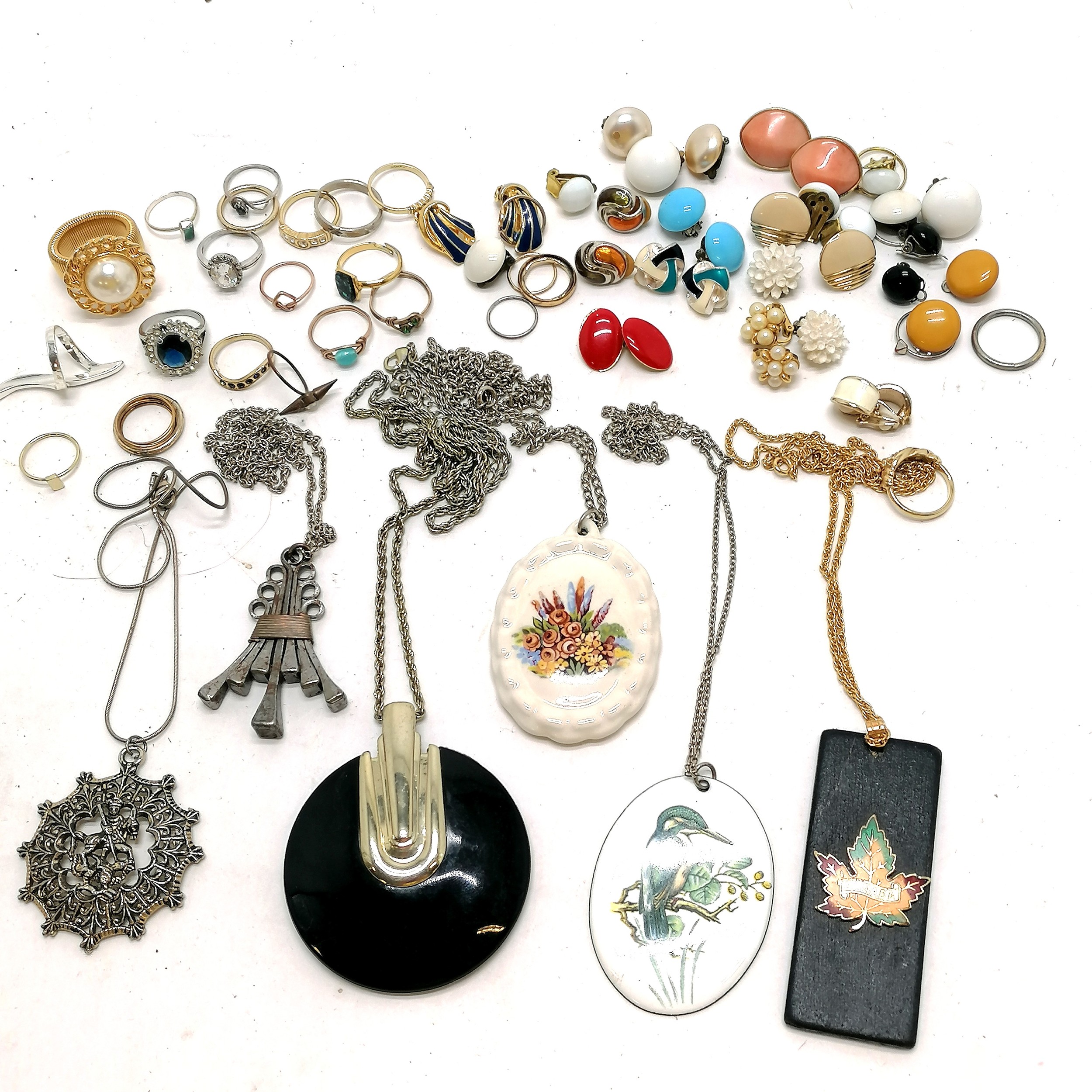 Qty of costume jewellery inc bracelets, earrings, fashion rings, porcelain pendants etc - SOLD ON - Image 2 of 2
