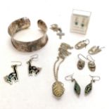 Quantity of silver jewellery incl. an unmarked cuff bangle with pig and bird decoration, unmarked