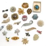 Qty of costume brooches inc silver gilt micro mosaic, hummingbird, fossilised sea urchin (5cm