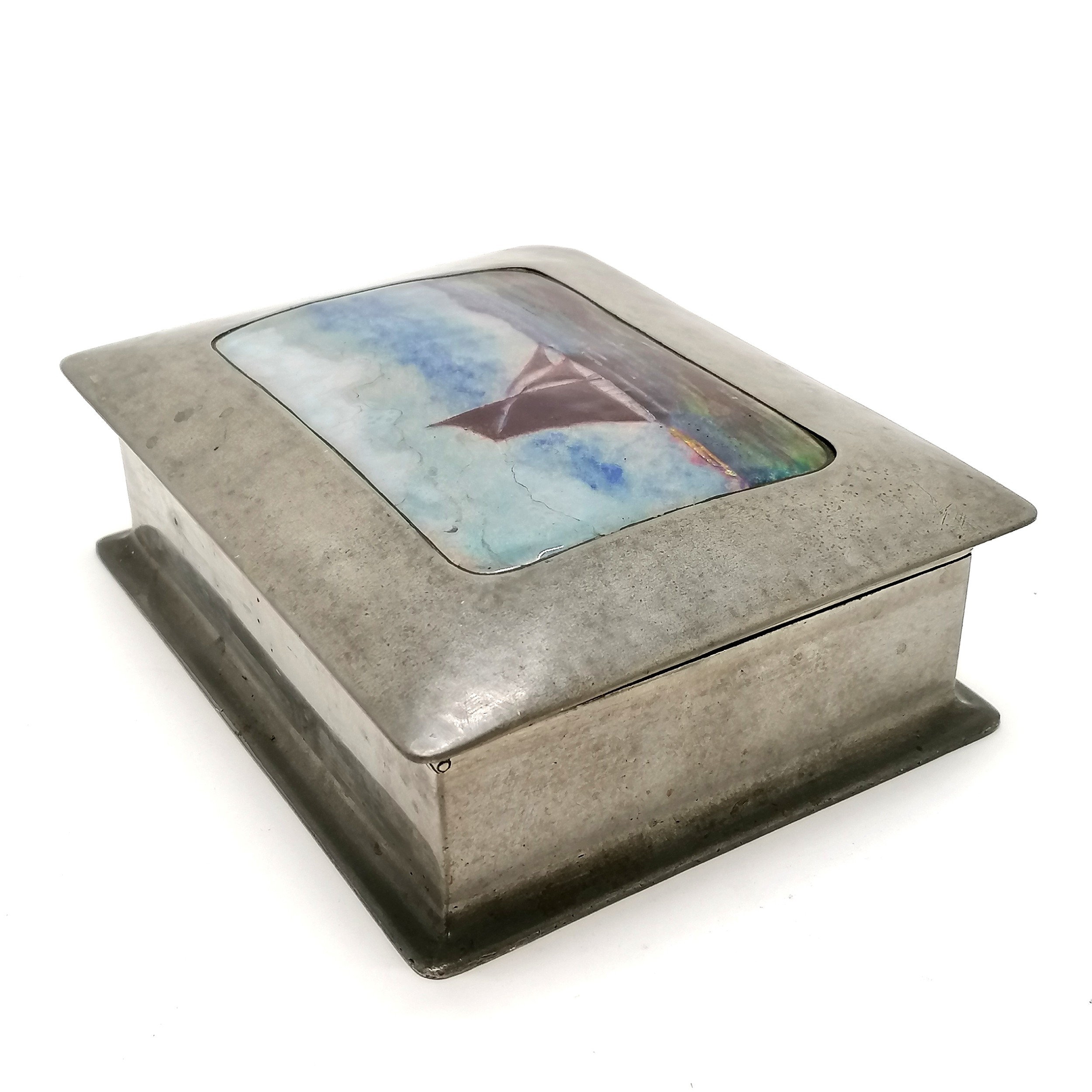 Liberty & Co : Tudric pewter Arts & Crafts jewellery box #083 with inset enamel plaque depicting - Image 3 of 8