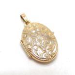 9ct hallmarked gold locket with engraved front - 2.5cm drop & 1.8g total weight