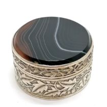 Oriental (Chinese) silver circular pot with lift off agate / silver lid and has marks to base - 4.