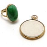 9ct marked gold jade cabochon ring 1.6cm long- size J t/w 9ct marked gold portrait locket -