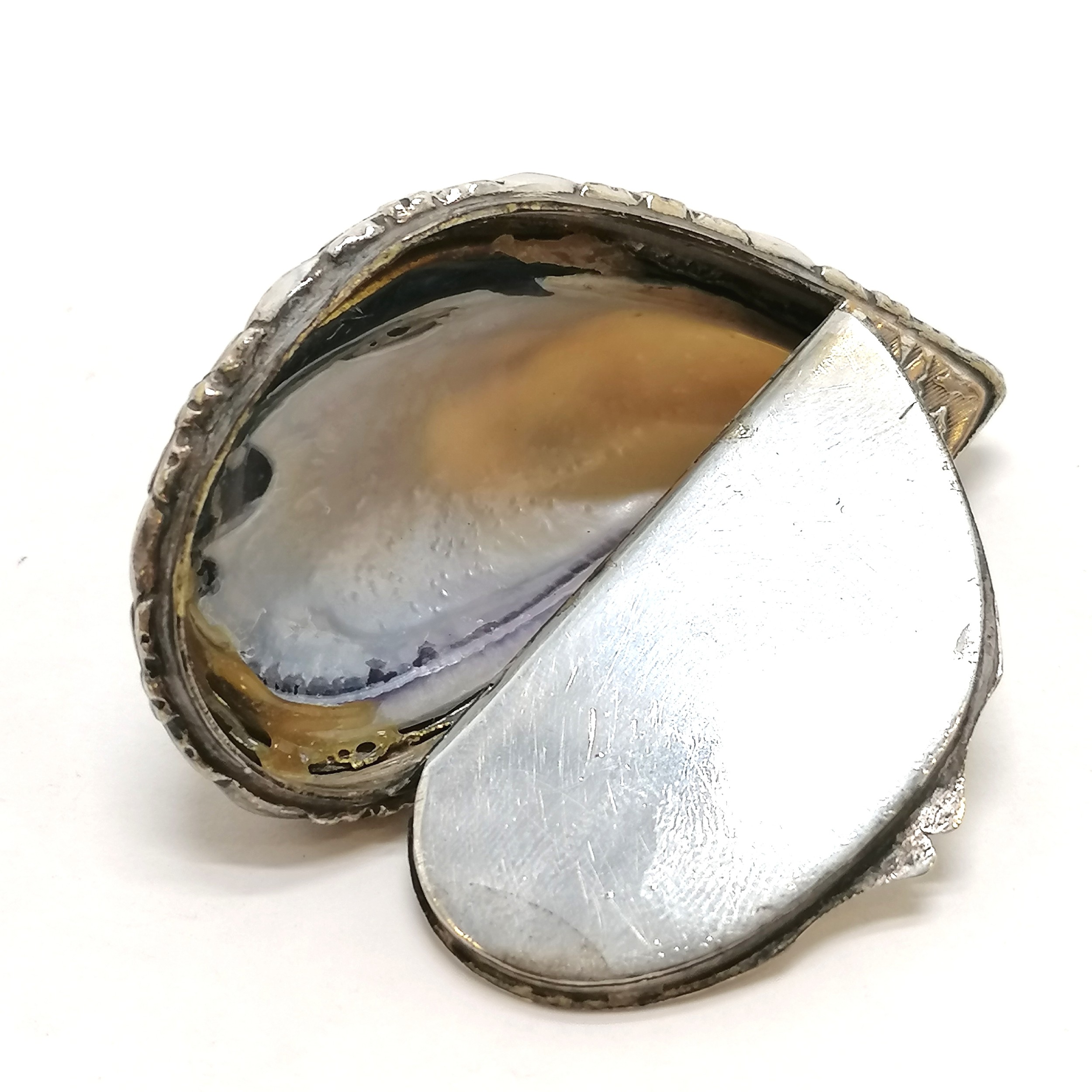 Antique snuff box fashioned from a mussel shell with silver plated mounts (6cm across & has old glue - Image 6 of 6