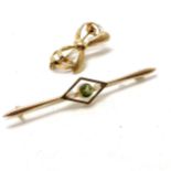 Antique 15ct marked gold bar brooch set with peridot / pearl - 5.5cm & 2.5g total weight t/w 9ct