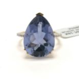 9ct hallmarked gold large pear shaped blue stone ring with white stone set shoulders - size Q & 6.2g