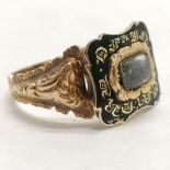 Antique unmarked gold 'In memory of' ring with dedication to inside 'Jane Saunders died Nov 15